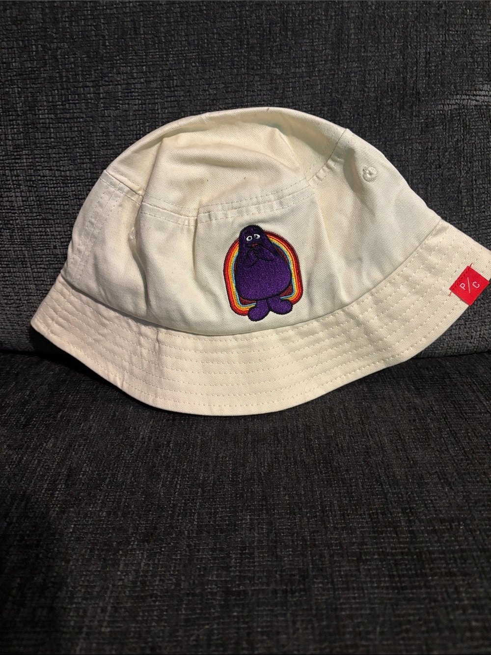 Beige bucket hat with Grimace Embroidery